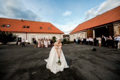 Svatby-s-cihliky-martin-cihlar-marcela-cihlarova-galerie-svatba-svatebni-koordinatorka-dj-hudba-na-svatbu-agentura-praha-koordinace-svatby-svateb-kveronika-petr-020
